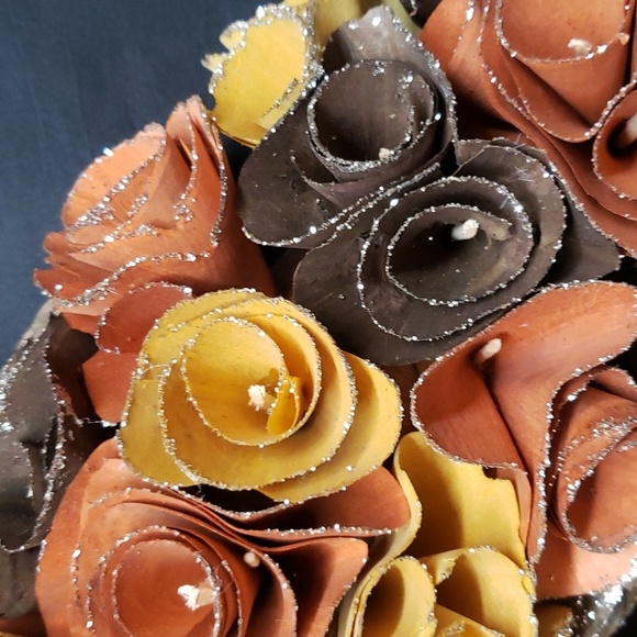 The Farmhouse Rachel Ashwell NWT Glittered Wood Curl Flowers Wreath - Picture 2 of 5